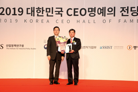 박성철 한전KDN 사장(오른쪽)이 산업정책연구원이 시상하는 '2019 대한민국 CEO 명예의 전당' 시상식에서 동반성장 부문 대상을 받은 뒤 기념촬영하고 있다. <한전KDN 제공>